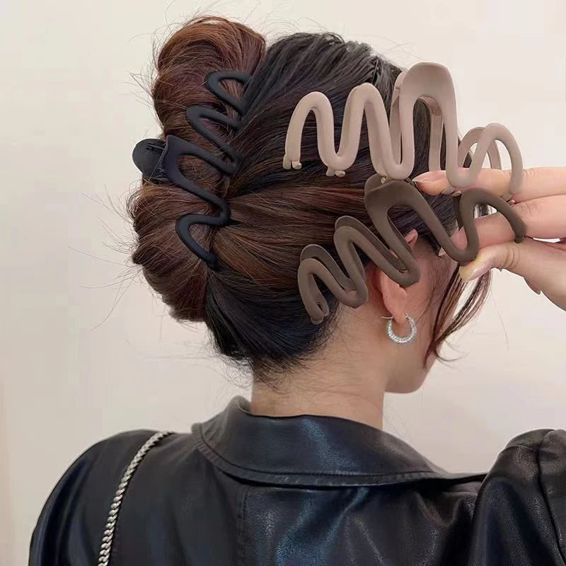 Matte Wave Hair Claw